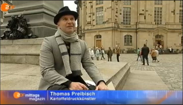 Künstler mit hut im ZDF vor der DResdner Frauenkirche