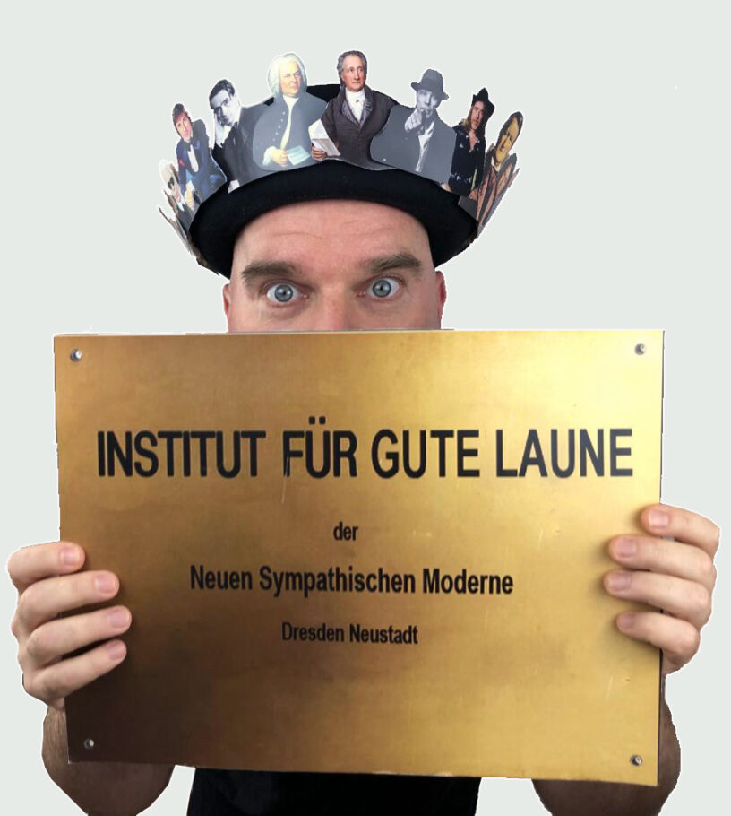 Thomas Preibisch mit schild institut für gute laune